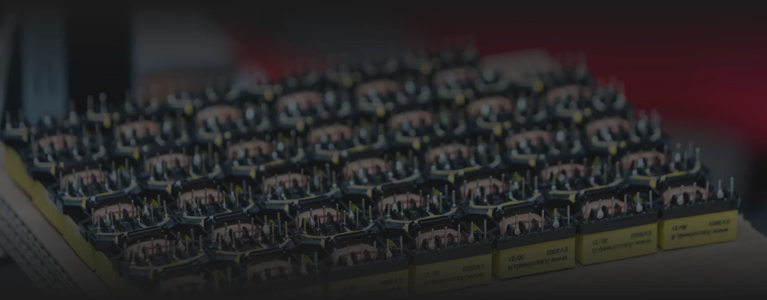 Componenti magnetici custom Itacoil su linea di produzione.